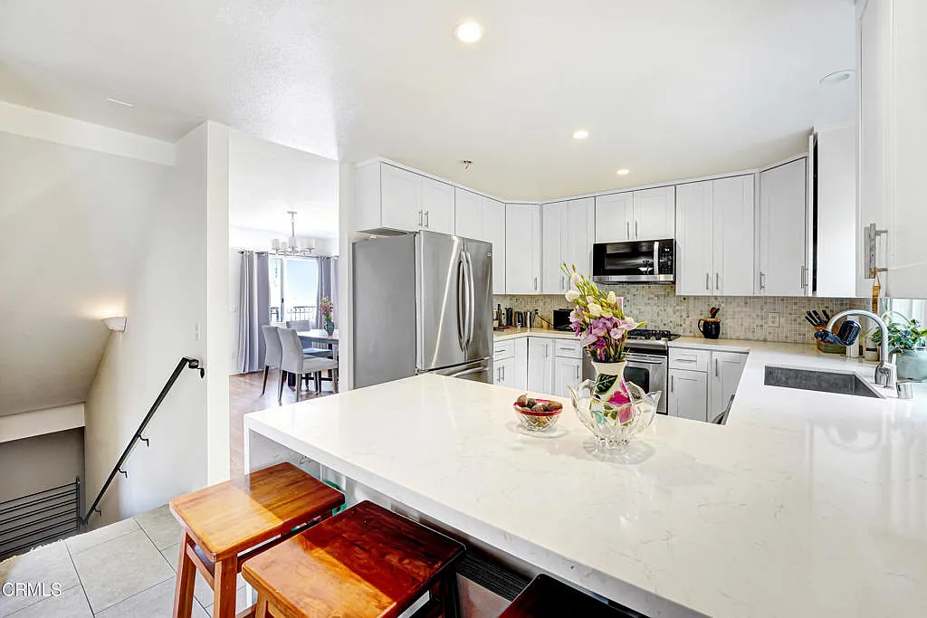 3 bed, 2.5 bath, 2179 sqft, $6,400 — Photo 4