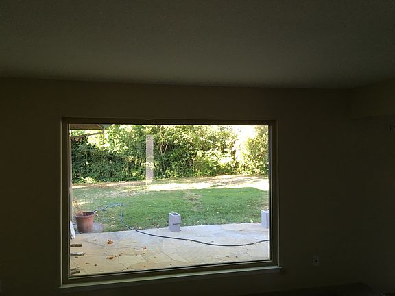 Living Room (looking into back yard)