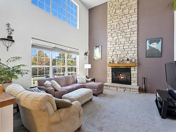 5th image of 323 Emerald Dr