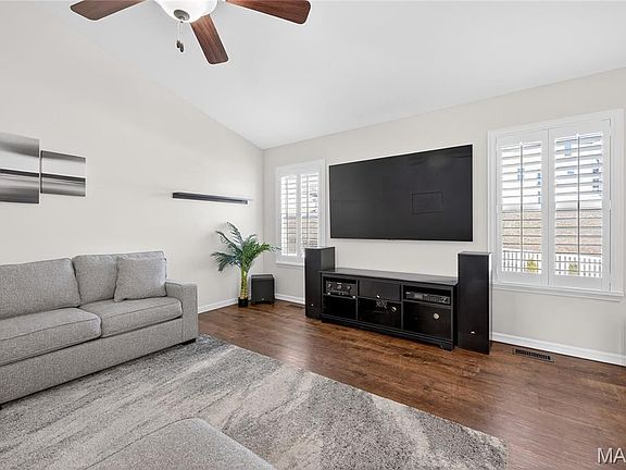 2nd image of 958 Crestwood Ln