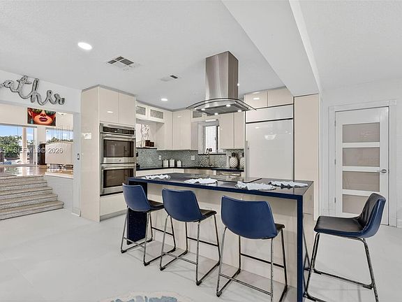 4th image of 317 S Riverside Dr