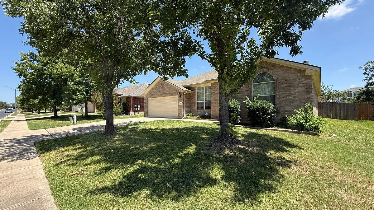 3 bed, 2.0 bath, 1826 sqft, $2,095 — Photo 2
