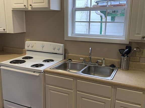 3rd image of 925 Holloway St