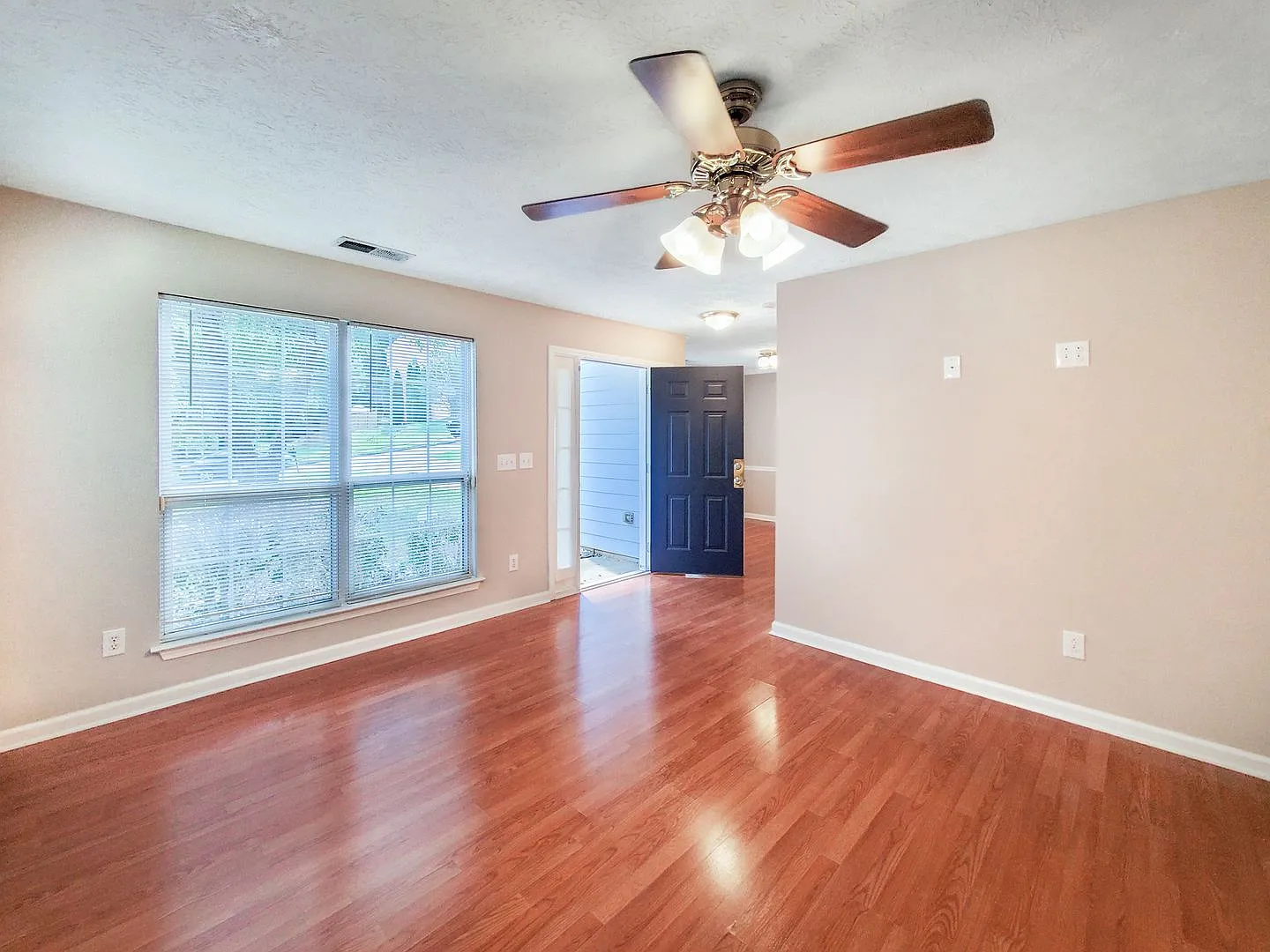 Coming Soon Spacious 3-Bedroom Home In Springchase | Cul-de-Sac Location — Photo 4