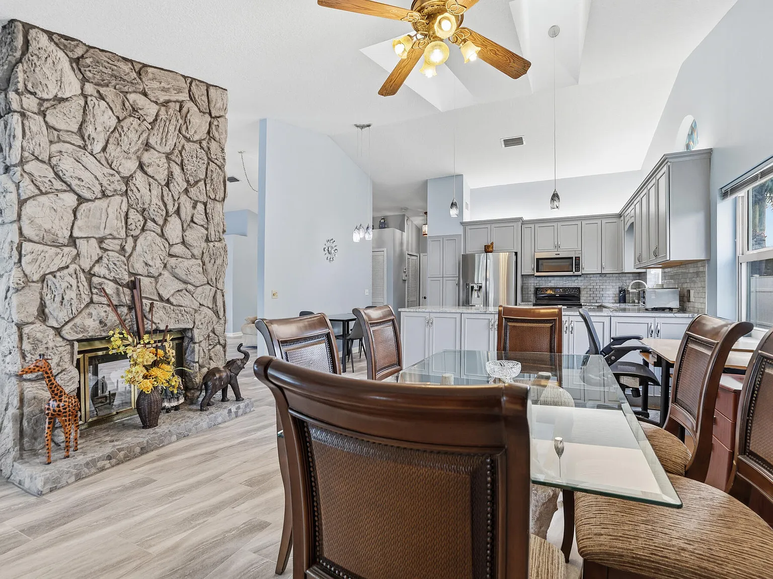 3 bed, 3.0 bath, 2200 sqft, $4,000 — Photo 2