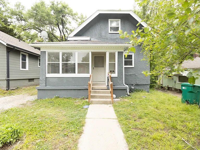 2717 Webster Ave — Photo 1
