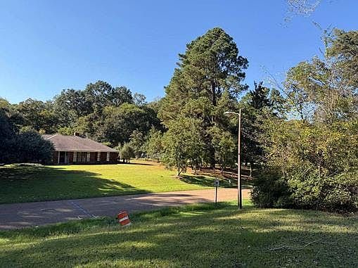 4th image of 100 Woodhaven Dr