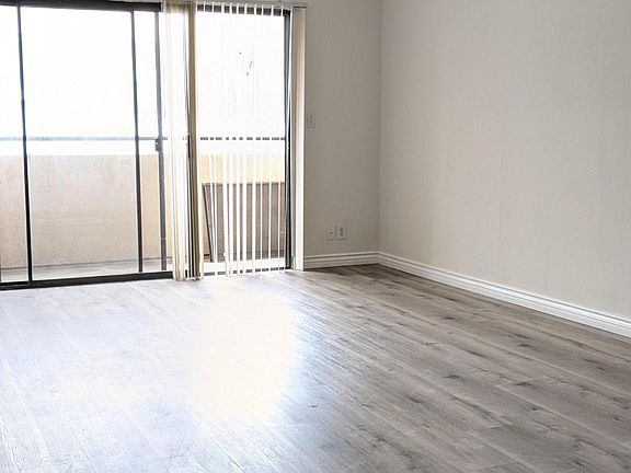 3rd image of 326 S Manhattan Pl APT 108