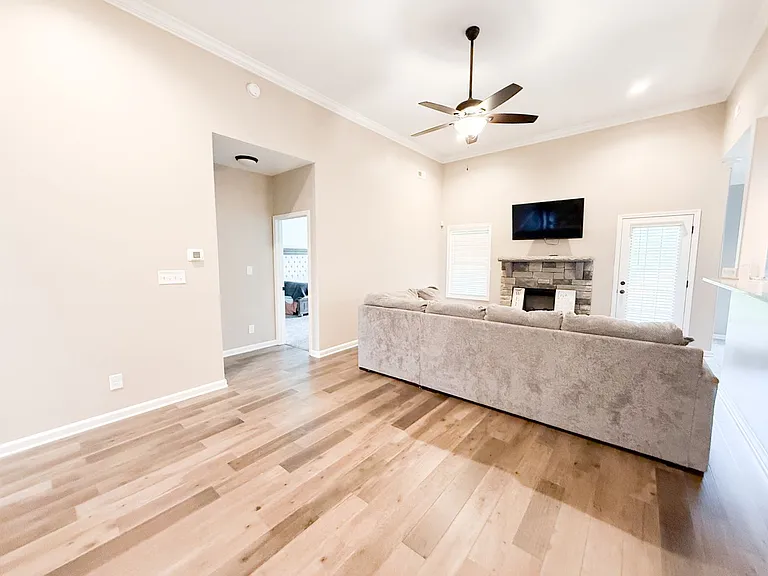 1727 Oak Forest Dr — Photo 3