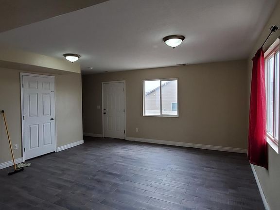 Walk out Basement Living room