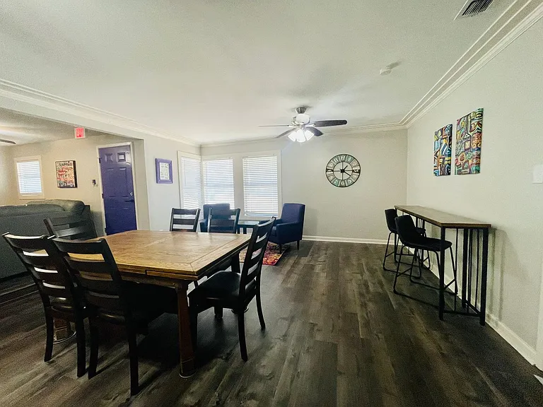718 W College St — Photo 3