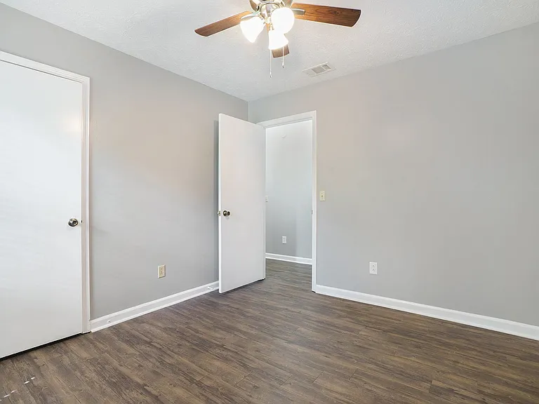 104 Oak Park Ct — Photo 9
