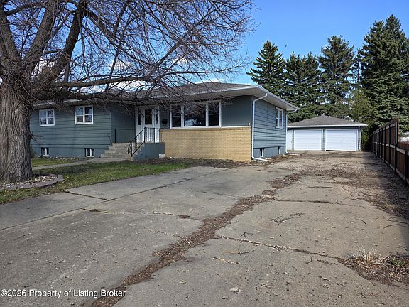 2nd image of 634 9th Ave W