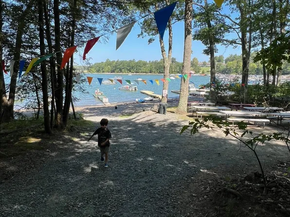 410 Sunset Forest Dr, Hawley, PA 18428