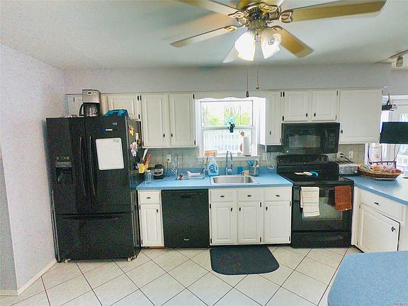 5th image of 18 Breston Dr W