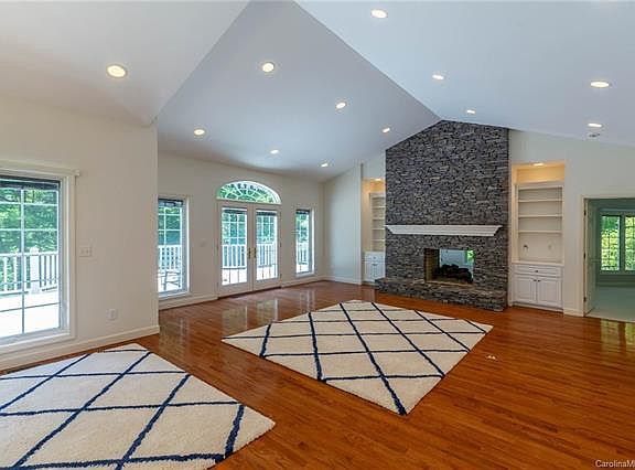 4th image of 5028 Winfield Ln