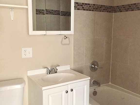 5th image of 6321 N Sacramento Ave APT 1E