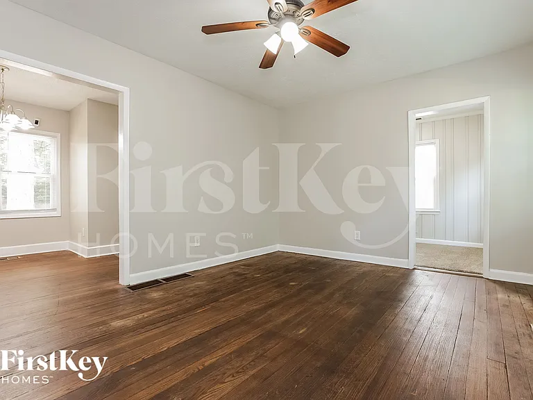 1731 N Olympian Way SW — Photo 4