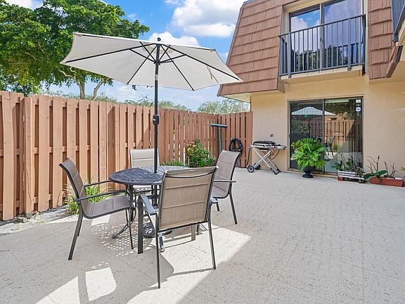 3rd image of 2522 Camelot Court