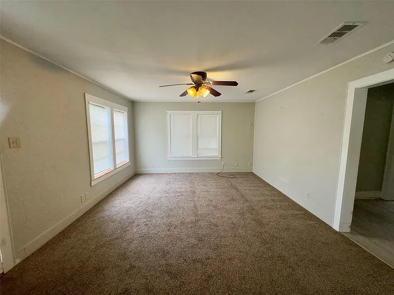 306 E Bowie St — Photo 8