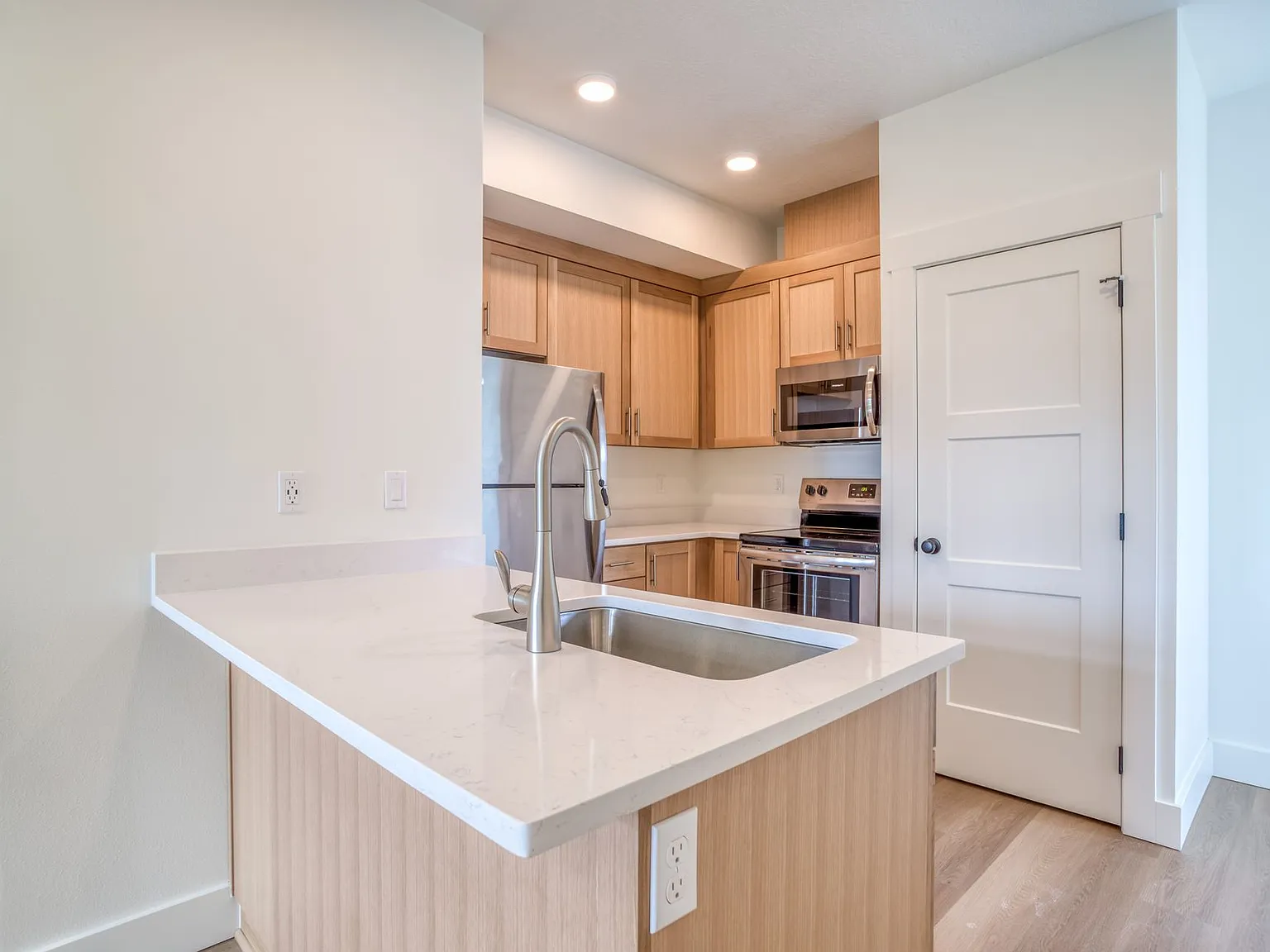 Luxury Apartment in Lincoln City! — Photo 1