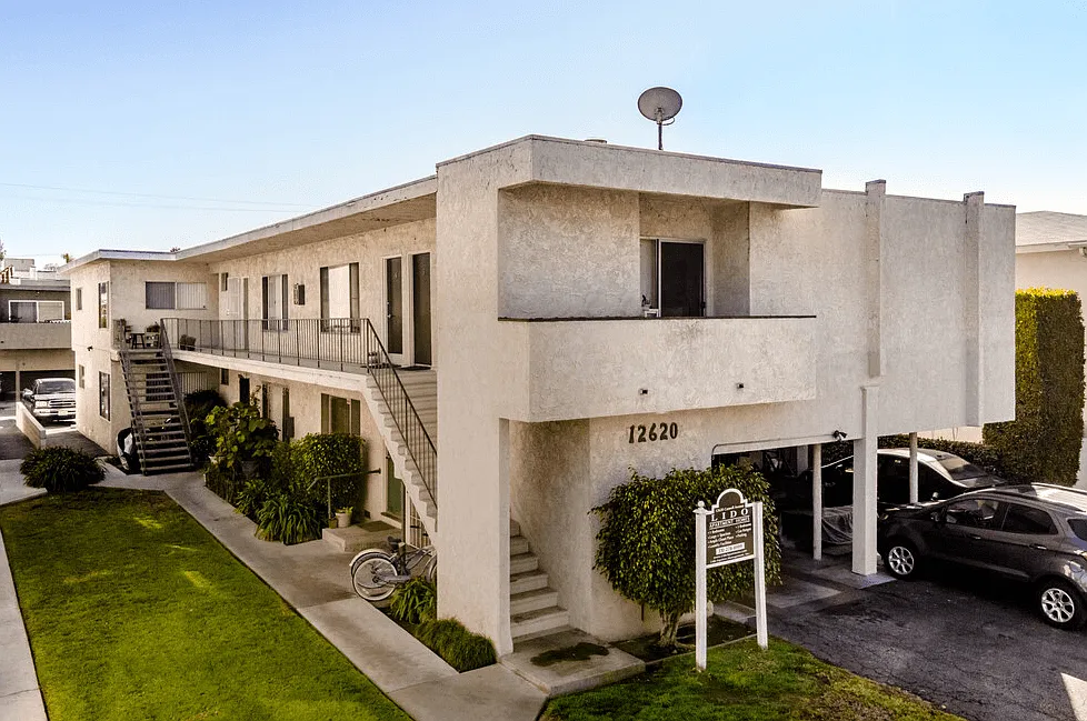 Lido Apartments - 12616-20 Caswell Ave — Photo 1
