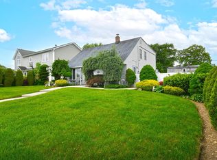 29 Castle Ln, Levittown, NY 11756