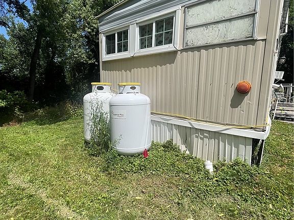3rd image of 9 1/2 Mainview Dr