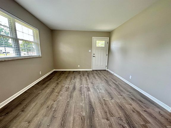 3rd image of 4901 Tanglewood Dr