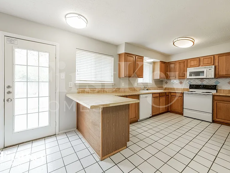 22234 Waynegate Dr — Photo 10