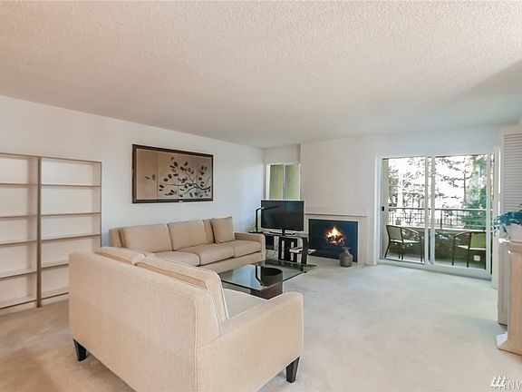 Light and bright living room. The home has been kept in immaculate condition!
