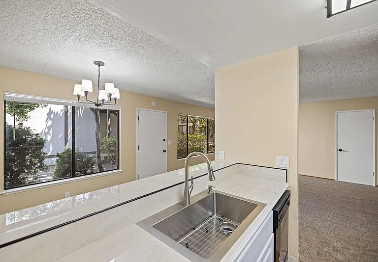 Park Plaza Apartments — Photo 29