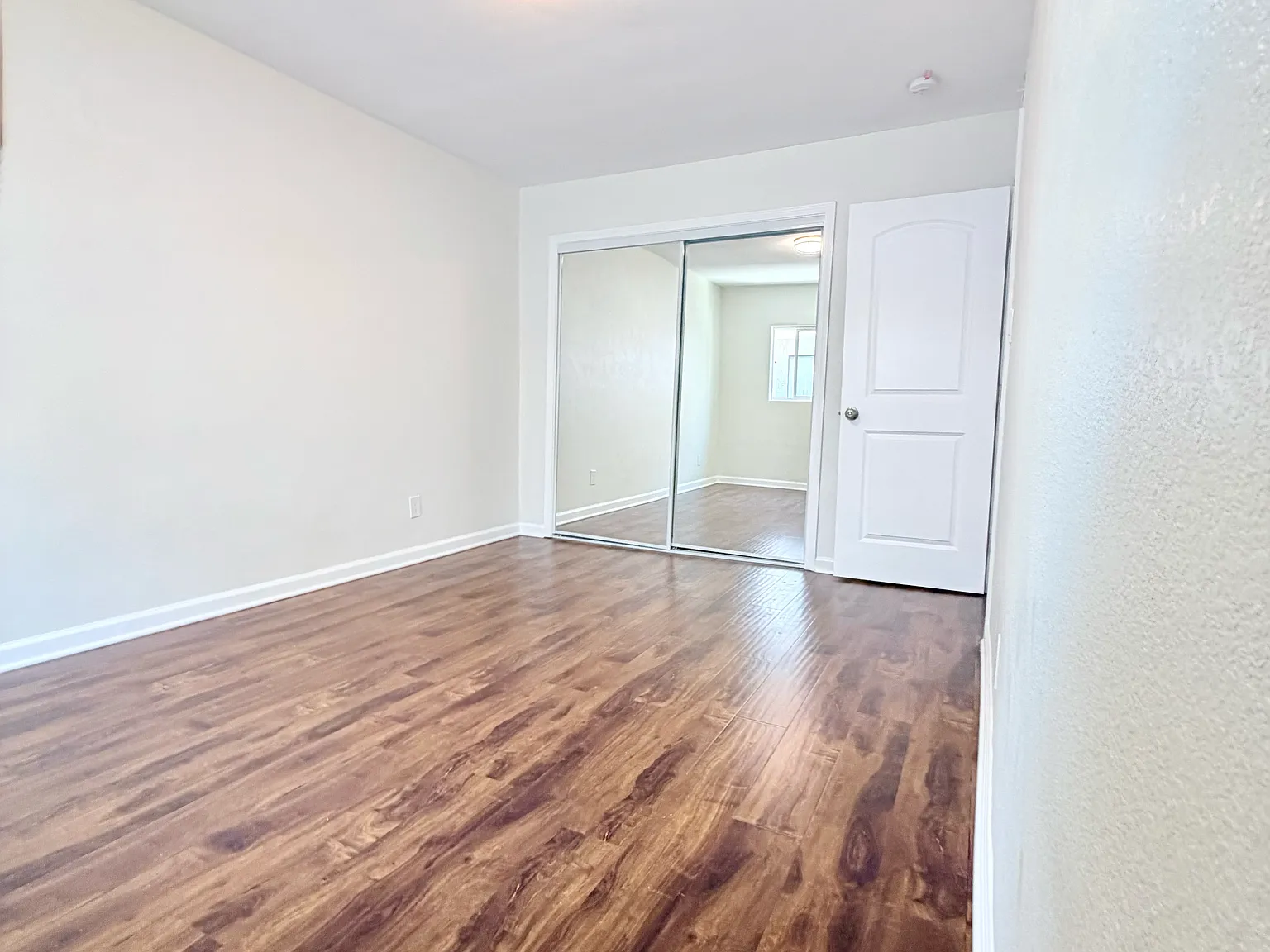 3 bed, 1050 sqft, $3,000 — Photo 4