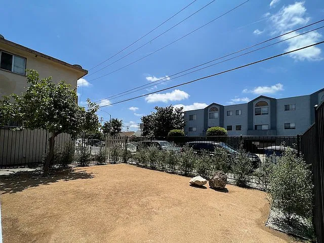 626 N Kingsley Dr — Photo 13