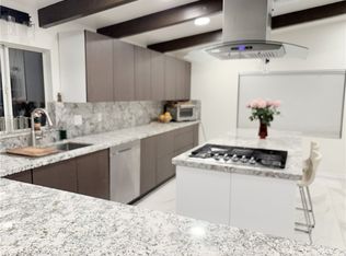 19516 Blythe St, Reseda, CA 91335