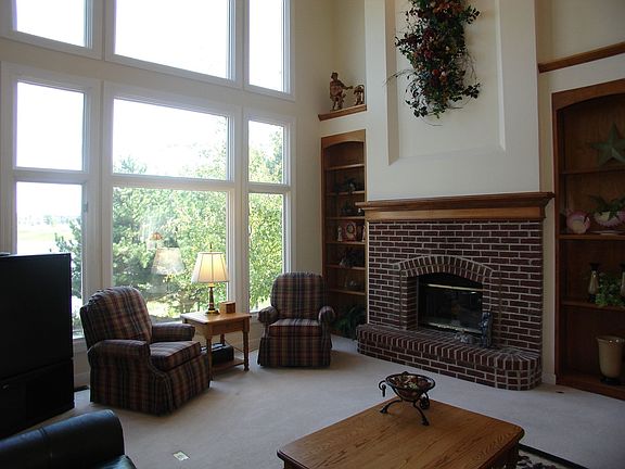 2story Family Room w/Wall of Windows