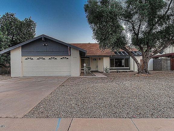 2nd image of 2725 E Larkspur Dr