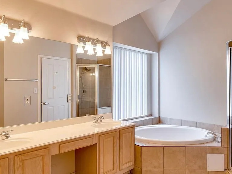 615 Regency Dr — Photo 8