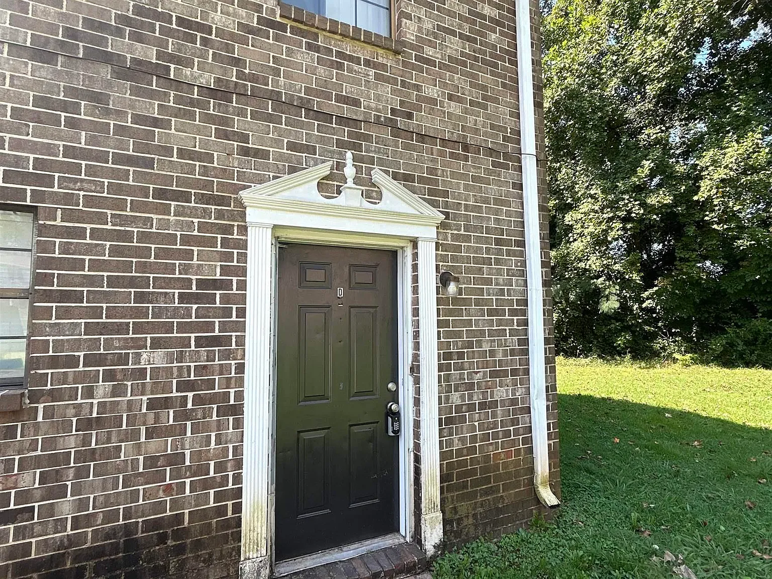 2 bed, 1.5 bath, 975 sqft, $900 — Photo 1