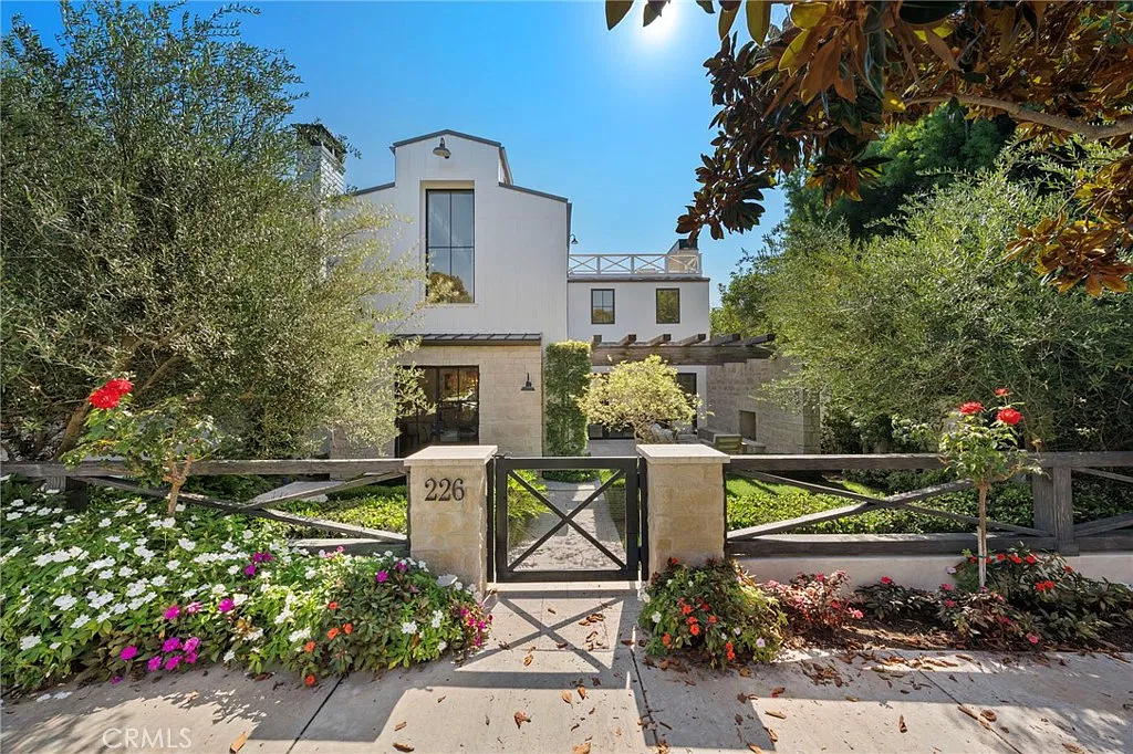 5 bed, 5.5 bath, 4650 sqft, $30,000 — Photo 2