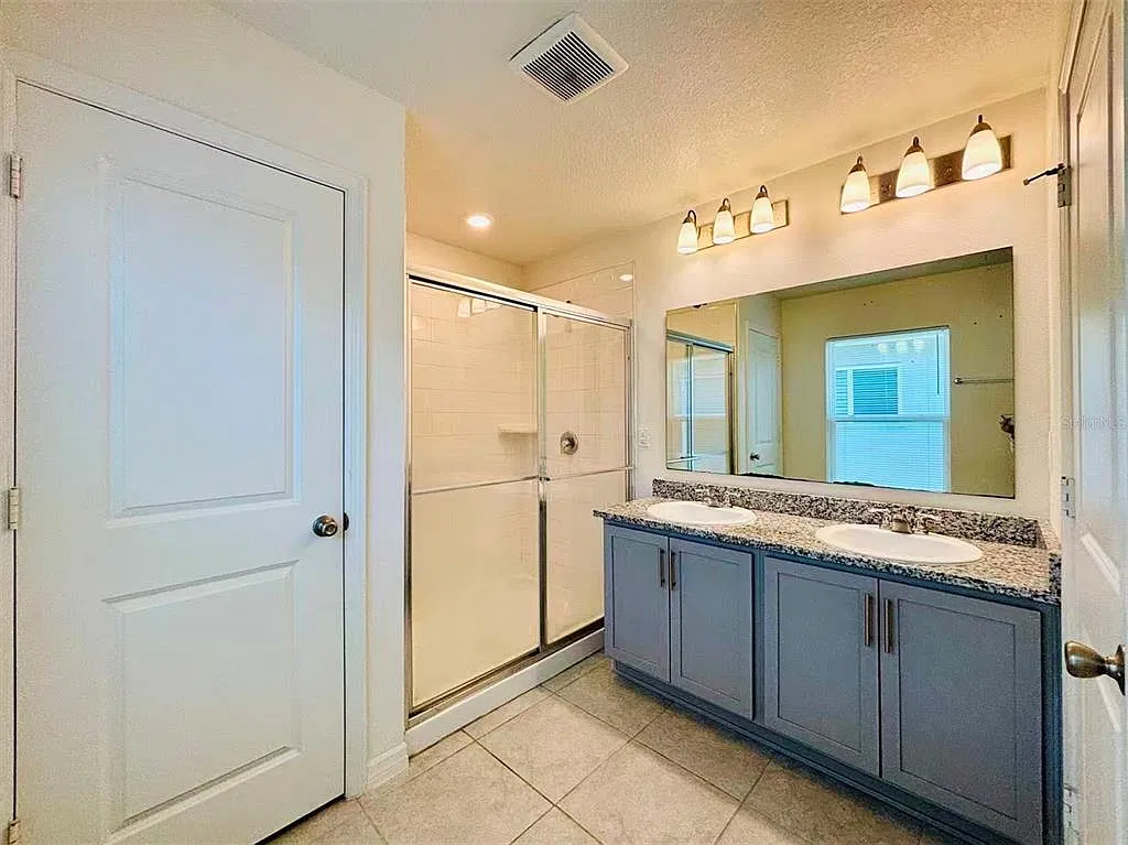 4 bed, 2.0 bath, 1983 sqft, $2,200 — Photo 4