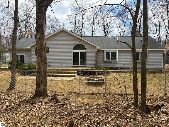 3rd image of 8884 Beverly Rd