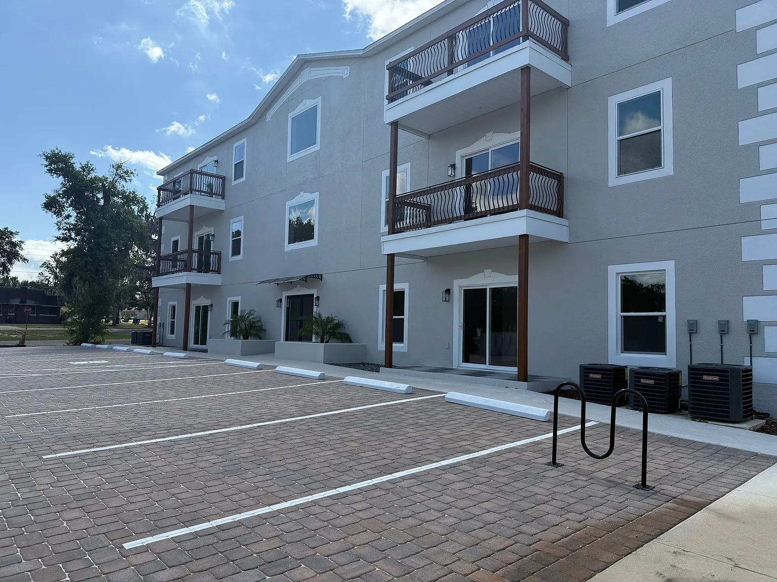 Coming Soon! Modern Upper-Floor Apartment In The Heart Of Downtown Eustis — Photo 2