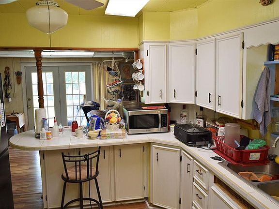 4th image of 811 W Liveoak St