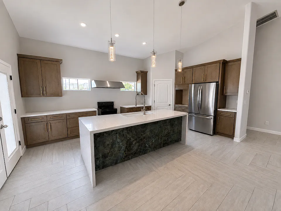 639 W South Mountain Ave