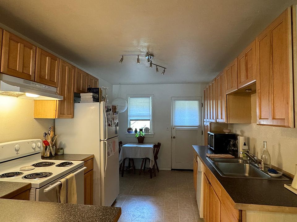 Remodeled kitchen, dishwasher Eat in