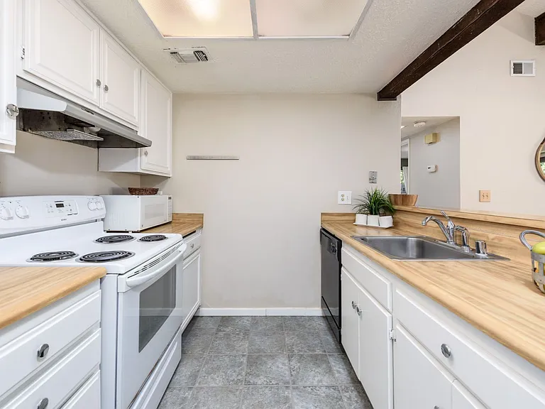 2306 E 8th St — Photo 12