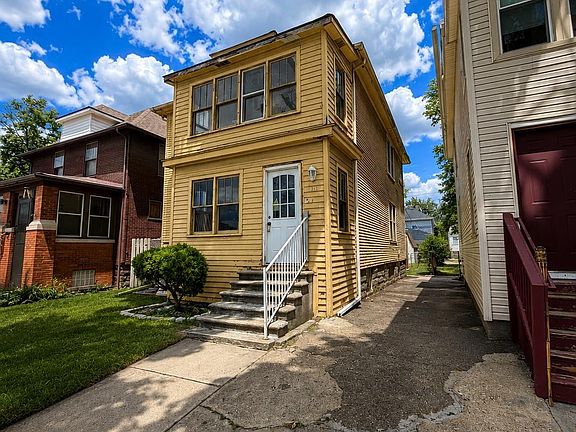 3rd image of 105 Maple St