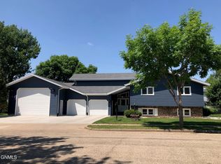 1314 Ridgeview Ln, Bismarck, ND 58501