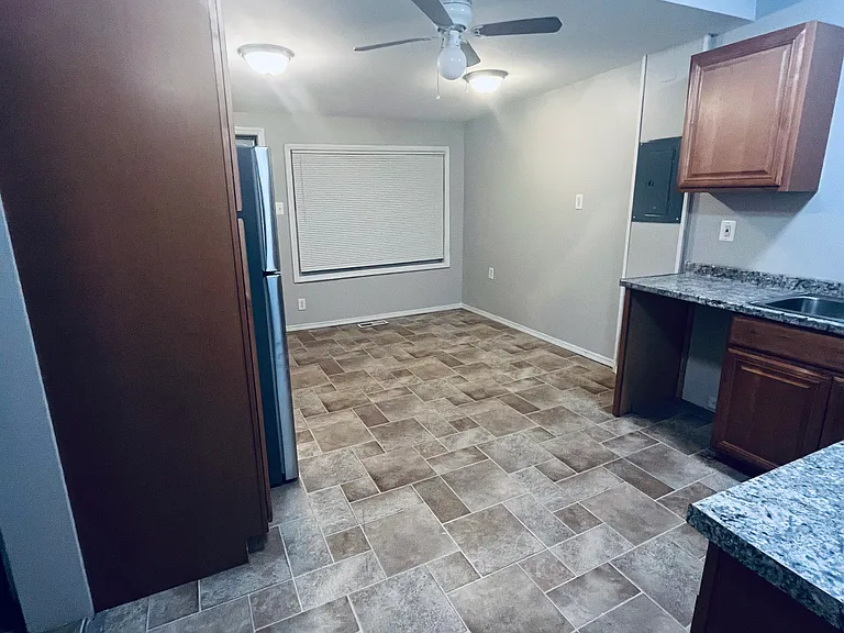 937 E Jarvis Ave — Photo 2
